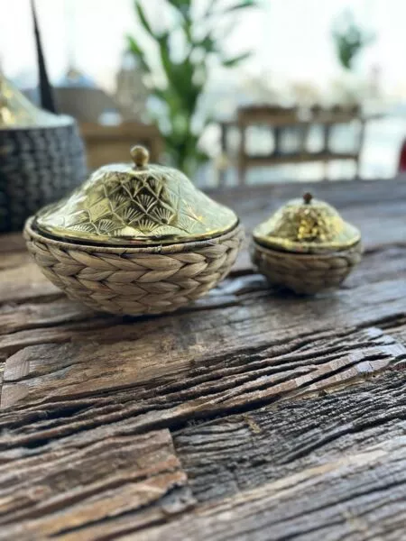 زبدية تقديم غراس بغطاء حجم وسط - خشبي