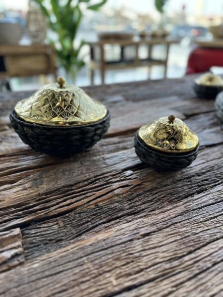 زبدية تقديم غراس بغطاء حجم وسط - أسود