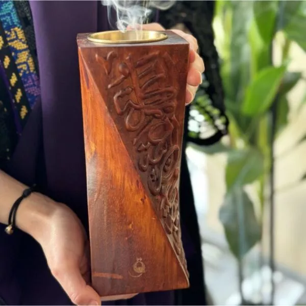مبخرة الطيب بنقش الحروف العربية لون خشبي غامق 