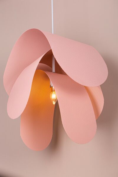 ثريا كلارا علاقية حديد زهري