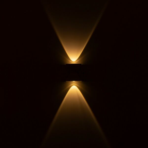 إضاءة جدارية سور مثلثين لمبتين اطار ابيض