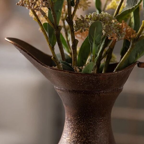 فازة حديد شكل ابريق