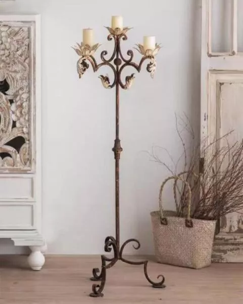 شمعدان حديد مرتفع