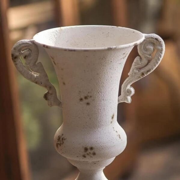 فازة حديد شكل كأس ليرا