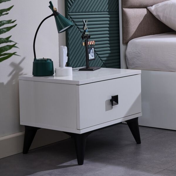 كومودينو بدرج من ستار