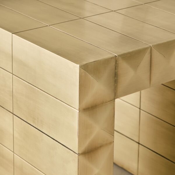 طاولة جانبية بكسوة نحاسية من بريزما