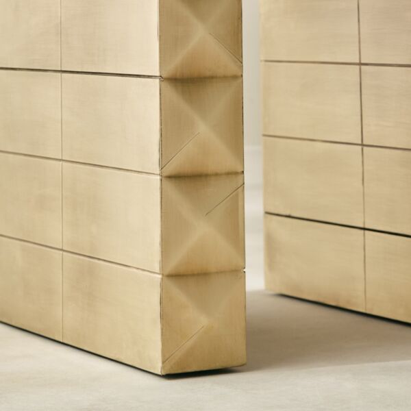 طاولة جانبية بكسوة نحاسية من بريزما