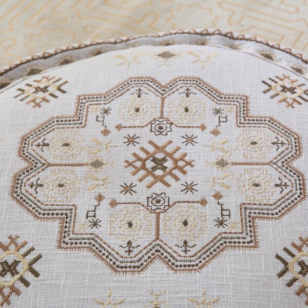 مقعد بف ميداليون مطرز من مهرجان زهرة - 60x60x25 سم