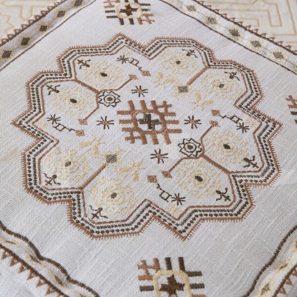 مقعد بف مربع ميداليون مطرز من مهرجان زهرة - 50x50x25سم