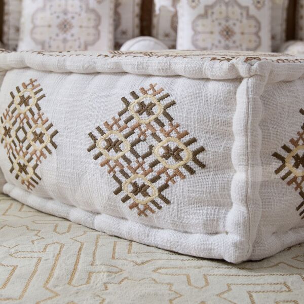 مقعد بف مربع ميداليون مطرز من مهرجان زهرة - 50x50x25سم