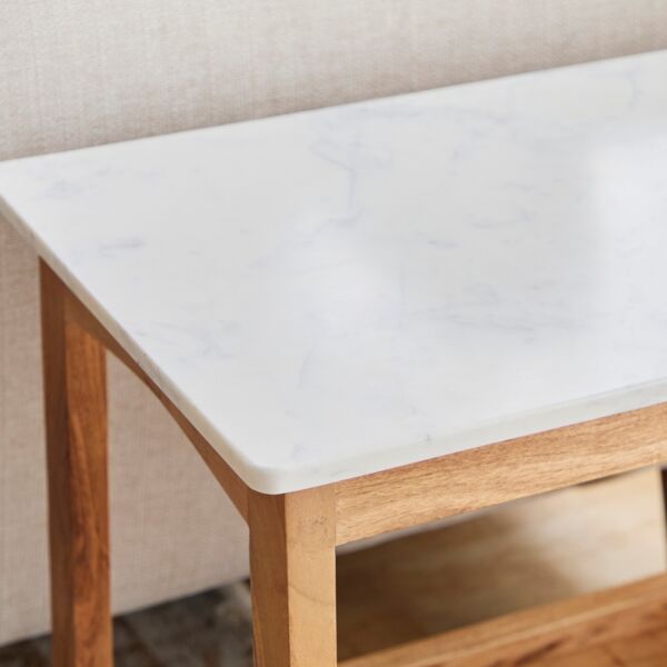 طاولة جانبية طويلة بسطح رخامي مع رف من ميدتاون