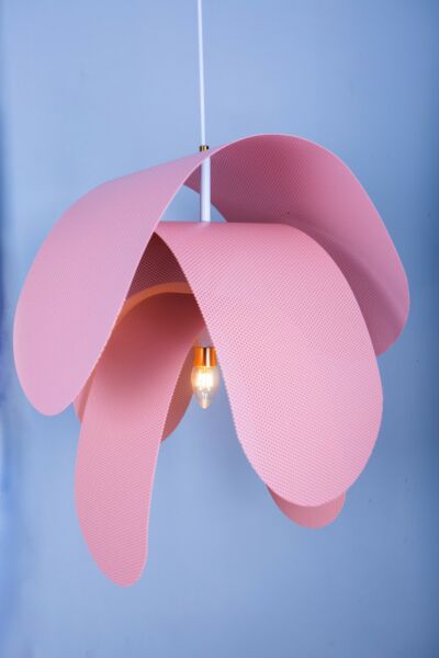 ثريا كلارا علاقية حديد زهري