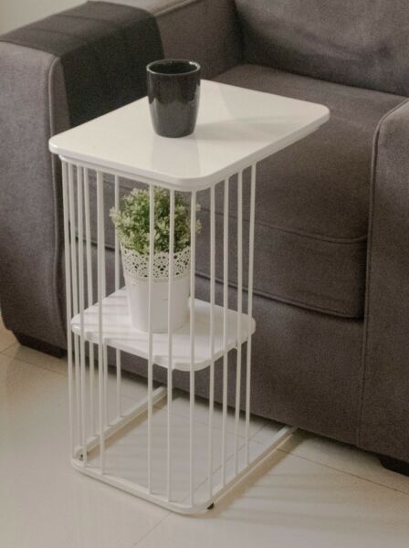 طاوله جانبية قواعد حديد بسطح خشبي - أبيض