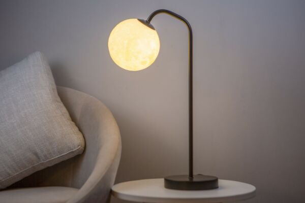 أبجورة طاولة شكل القمر أسود