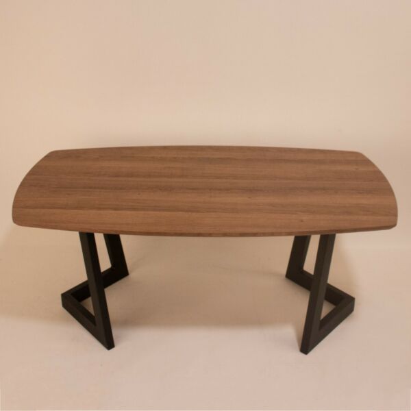 طاولة مجلس بسطح خشبي بقواعد حديد