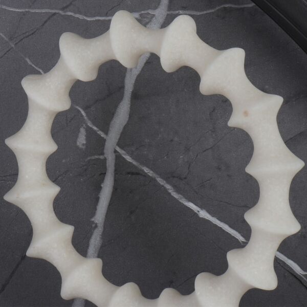 تحفة بقاعدة رخام غريتا