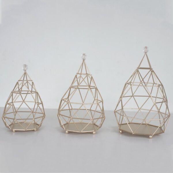 تحفة على شكل هرم - ذهبي