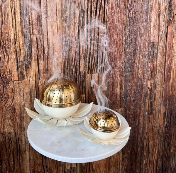 مبخرة زهرة اللوتس أبيض - صغير