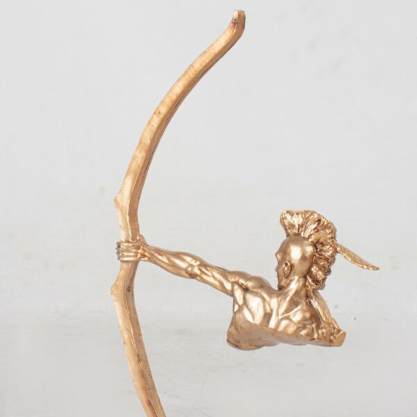 تحفة مجسم محارب مع قوس وسهم - ذهبي وأبيض - صغير