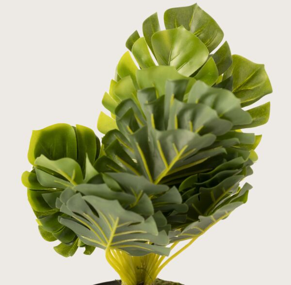 شجر صناعي مخططة بمركن