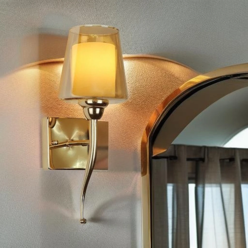اضاءة جدارية تصميم هندسي ذهبي اللون