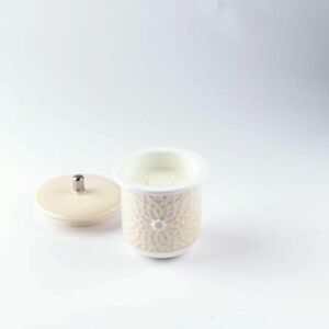 شمعة عطرية حجم صغير من أصالة - كريمي وفضي