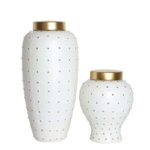 فازة بيضاء مع نقاط ذهبية