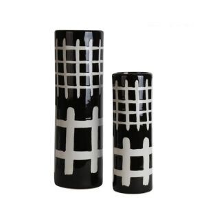 فازة دائرية باللون الأسود